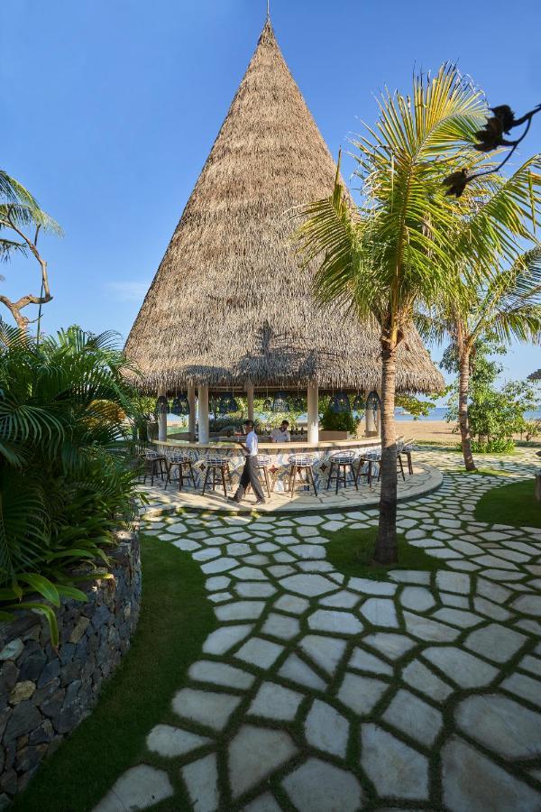 Sudamala Resort, Komodo, Labuan Bajo Eksteriør bilde The bar at the beach
