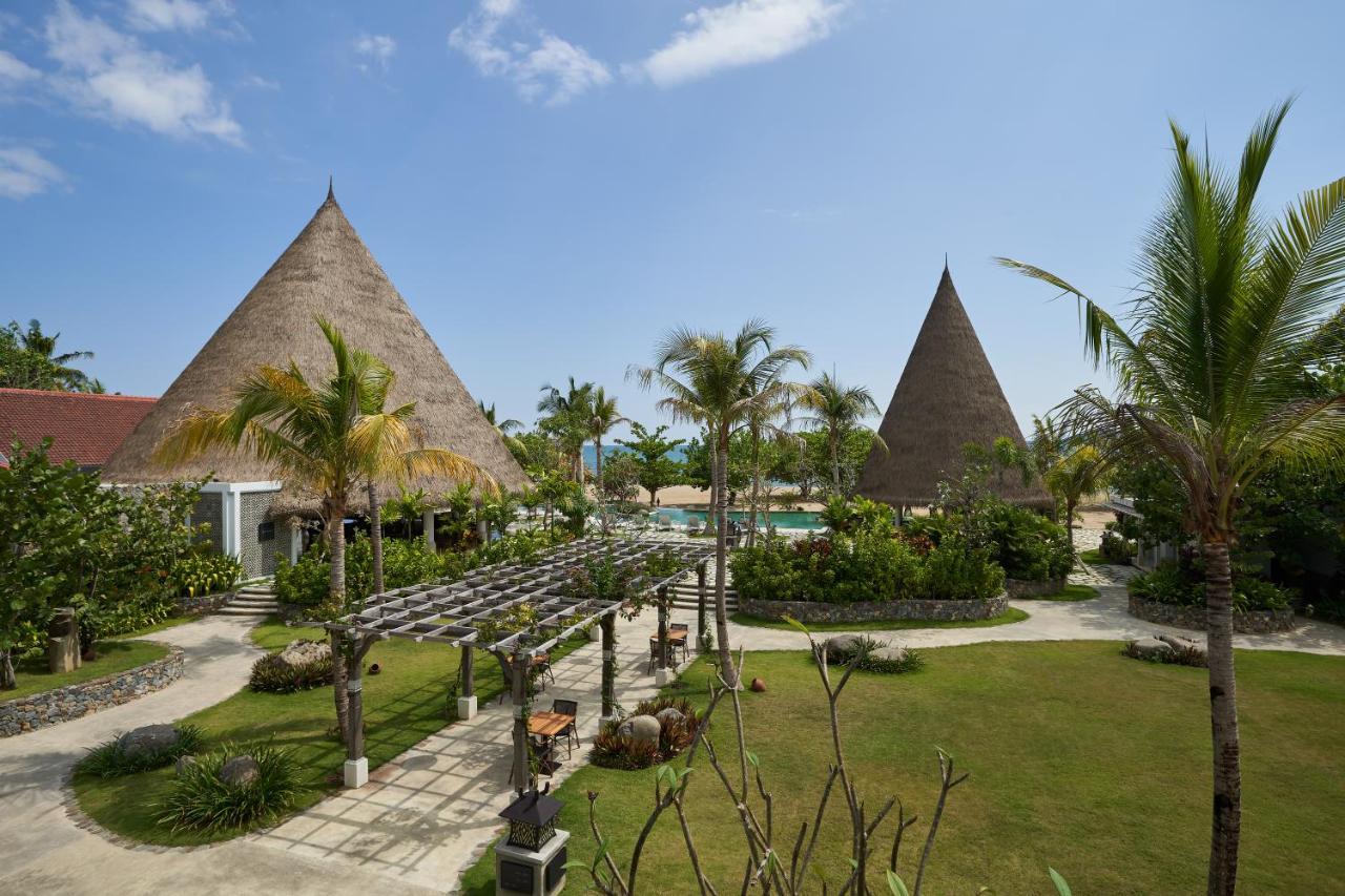 Sudamala Resort, Komodo, Labuan Bajo Eksteriør bilde The resort's main buildings