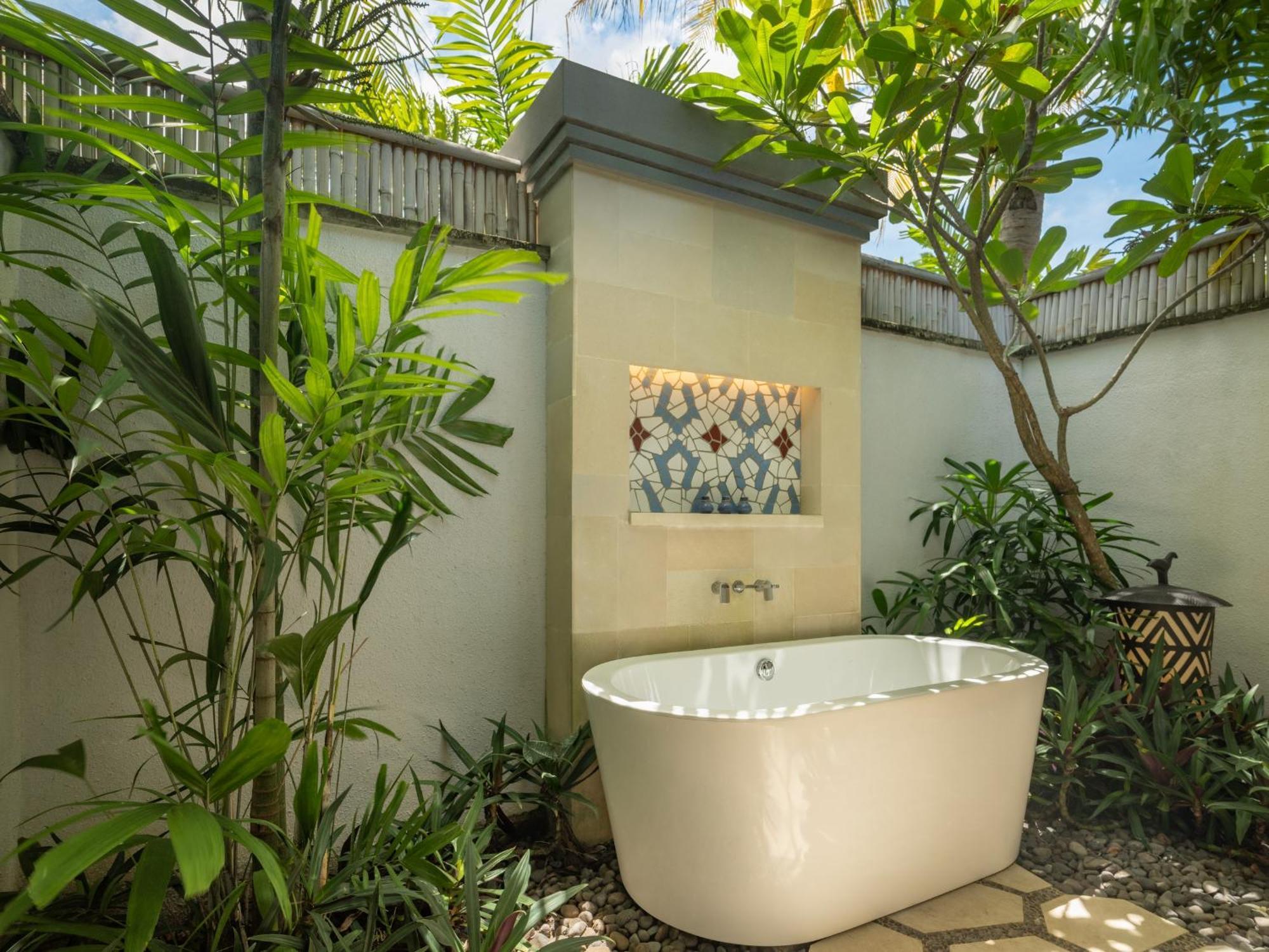Sudamala Resort, Komodo, Labuan Bajo Eksteriør bilde Outdoor bathtub
