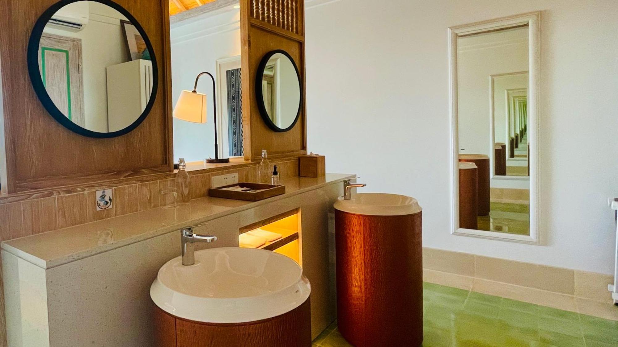 Sudamala Resort, Komodo, Labuan Bajo Eksteriør bilde Bathroom at the Taj Bengal